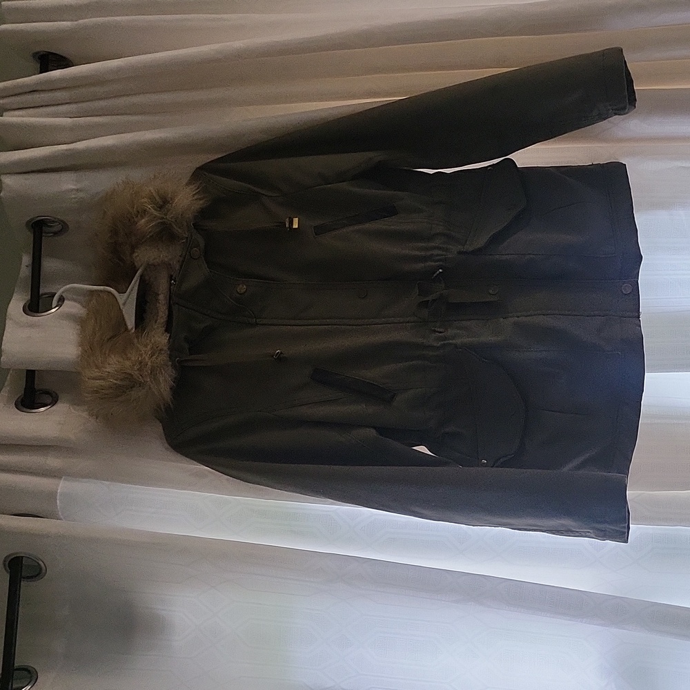 H&M Olive Utility Jacket with Fur Hood Size 6. Ptp 19. Length From Shoulder 25